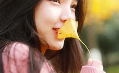 美女自觉的解开胸衣